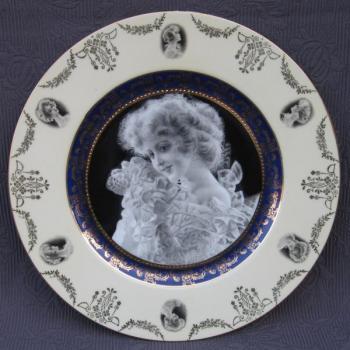 Talíř-motiv dívky, zn. Carlsbad (Karlovy Vary) Talíř-motiv dívky, zn. Carlsbad (Karlovy Vary)