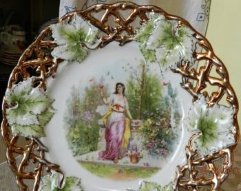 Zlacený dekorativní talíř s antickým motivem Zlacený dekorativní talíř s antickým motivem